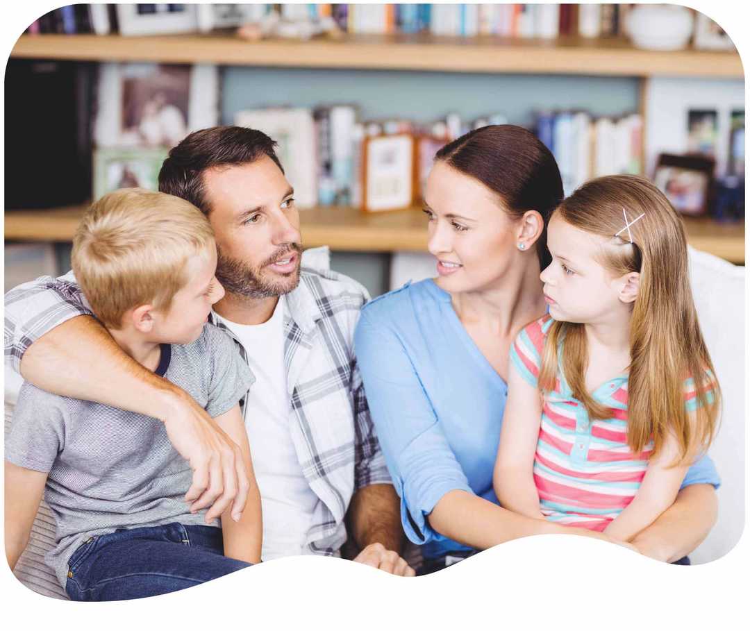 Vierköpfige Familie unterhält sich auf dem Sofa Vierköpfige Familie unterhält sich auf dem Sofa