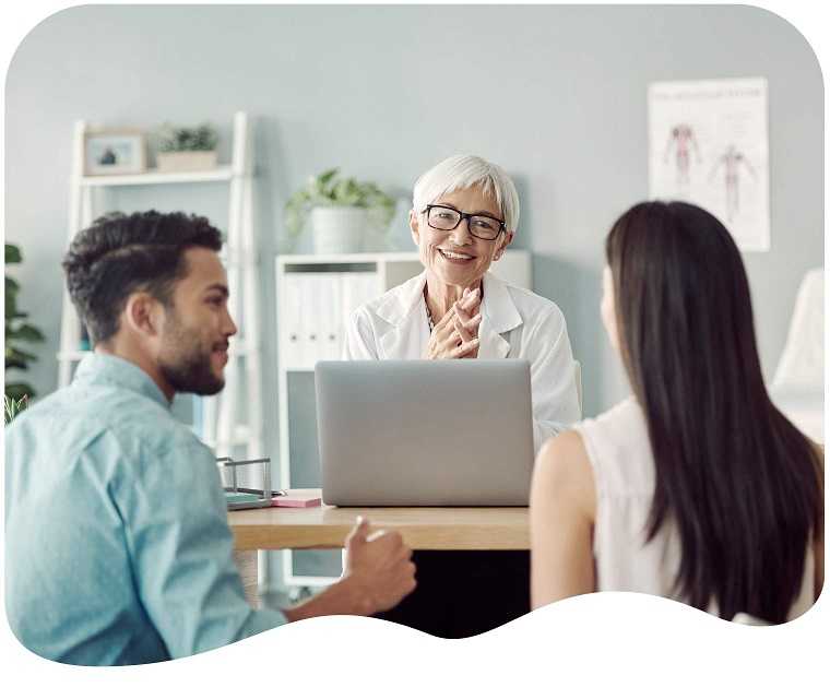 Junges Paar bei einem Beratungsgespräch mit einer Ärztin Junges Paar bei einem Beratungsgespräch mit einer Ärztin