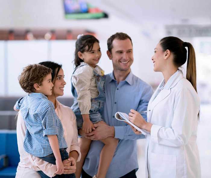 Familie im Gespräch mit einer Ärztin Familie im Gespräch mit einer Ärztin